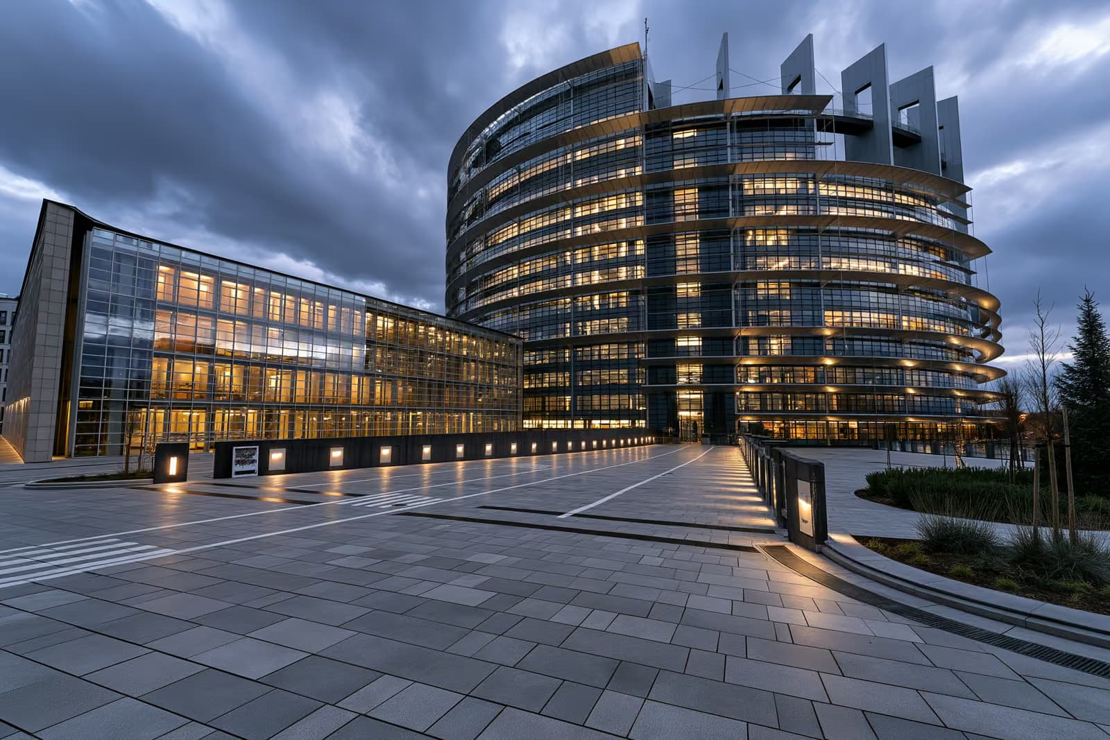 Europos Komisijos Berlaymont pastatas Briuselyje, prie kurio stovi ES vėliavos.