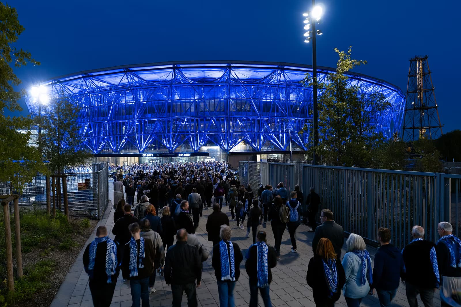 Rūro srities futbolo stadionas naktį šviečia karališkai mėlynai, o šalikais apsirengę gerbėjai po „Gosens Schalke“ pergalės plūsta link vartų.