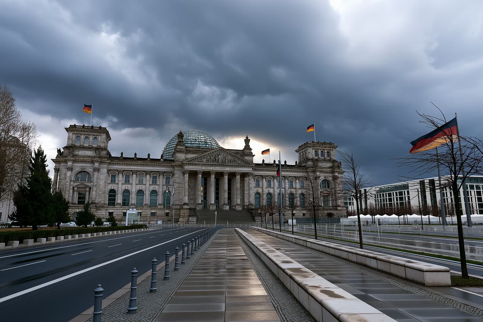 Reichstago pastatas Berlyne po sunkiais pilkais debesimis, atspindinčiais įtemptą nuotaiką, užfiksuotą naujausioje „Politbarometer“ apklausoje.