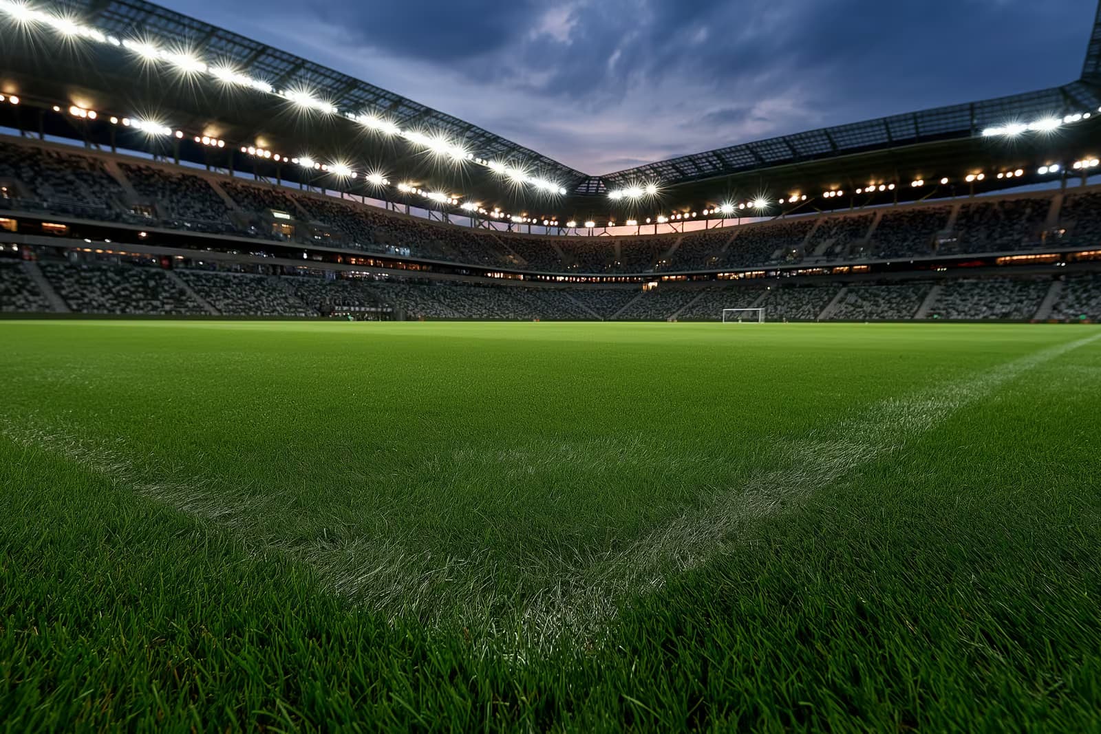Apšviestas futbolo stadionas sutemus prieš vakarines rungtynes.